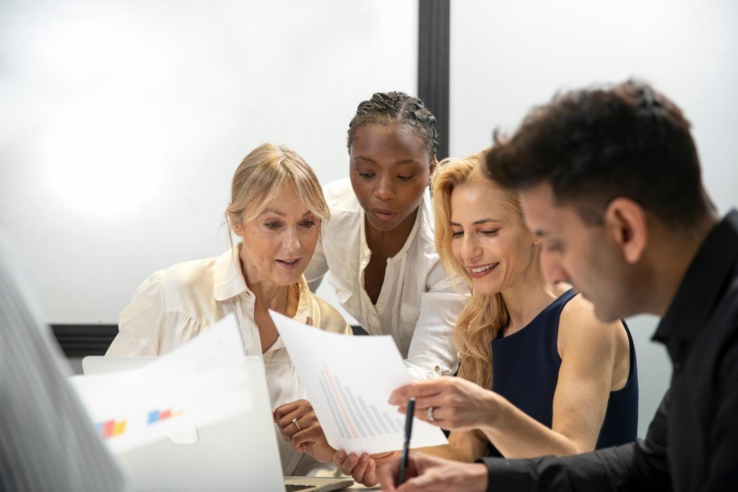 Analyse de projets entrepreneuriaux avec graphiques et documents de travail
